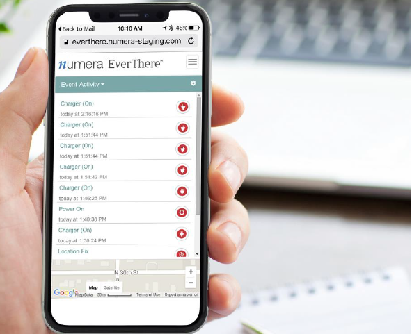 Interface mobile de surveillance Numera EverThere affichée sur un téléphone intelligent.