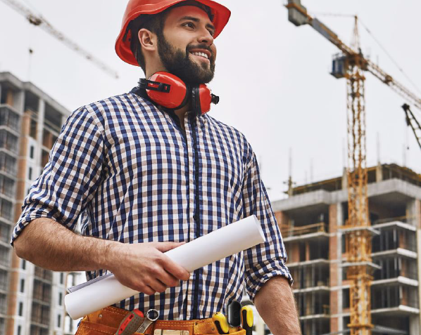 Travailleur portant un casque et un dispositif de sécurité pour les travailleurs isolés.